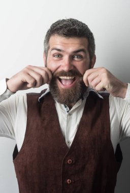 Adam uzun sakal ve bıyık mutlu yüz.