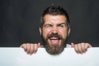 Adam gri arka plan üzerinde.