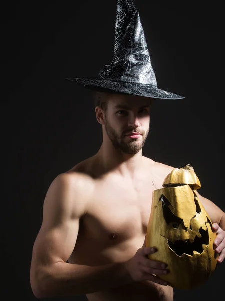 Hombre de Halloween en sombrero de bruja sobre fondo negro — Foto de Stock