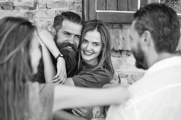 Casal com amigos — Fotografia de Stock