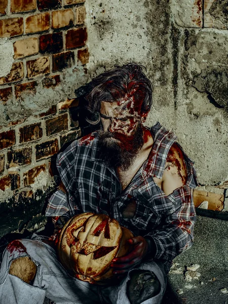 Cadılar Bayramı adam ve asfalt parke üzerinde kabak