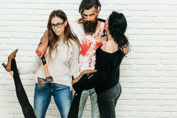 Lidé zombie Halloween vousatý muž a krvavé žen — Stock fotografie