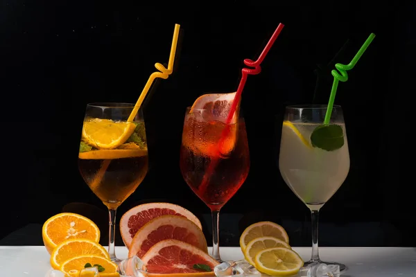 Fruit snijden en cocktailglas op balk. — Stockfoto