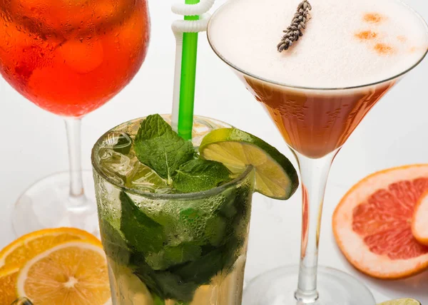 Cocktail van mojito glas met limoen en drinken stro — Stockfoto