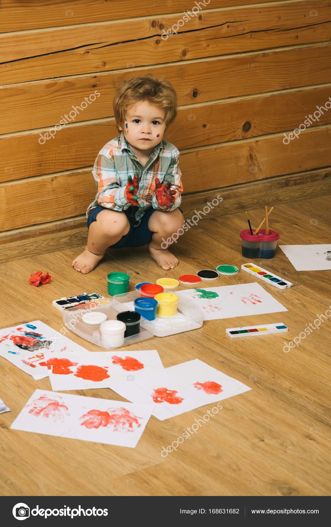 Bambino con mani colorate guazzo e disegni Pittore di ragazzo dipinto sul pavimento di legno Arti e mestieri Concetto di immaginazione la creativit  e