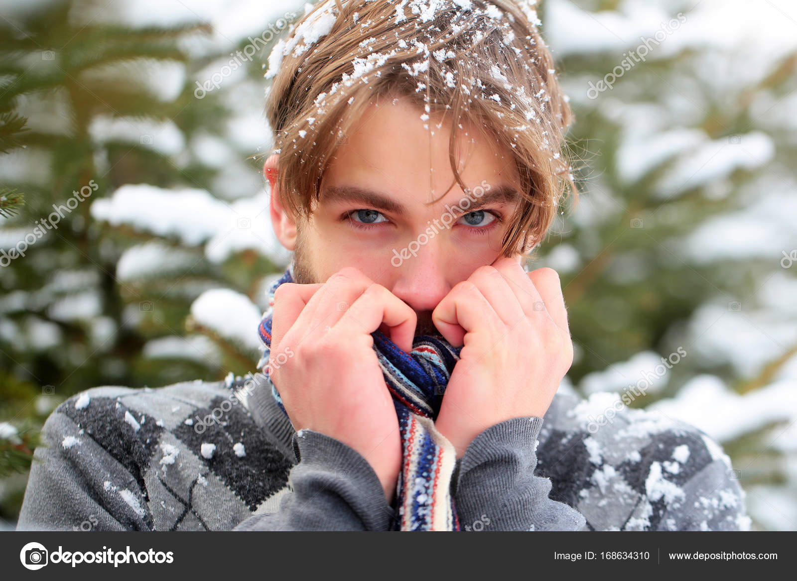 согревает лицо. компресс на лицо. согревает лицо. девушка зима. зима дети замерзли.