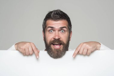 Hipster mutlu yüz ile tutun kağıt.