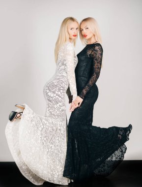 Glamour model pembe bir arka plan üzerinde