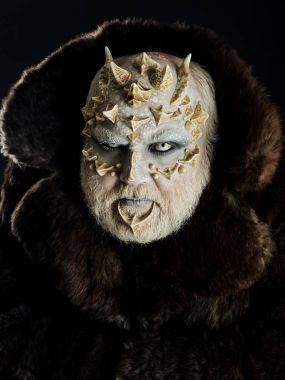 Adam dragon cilt ve gri sakal