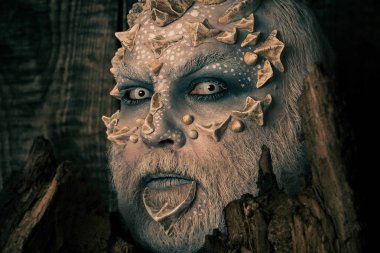 Dragon cilt ve sakallı yüzü olan adam