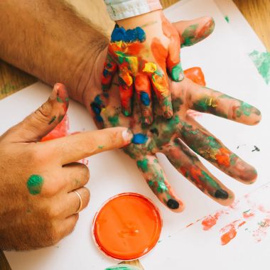 Parmak ve el ile çok renkli boyalar beyaz kağıt üzerine çizim