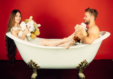 Sevgili kırmızı zemin üzerine dinlenmek.