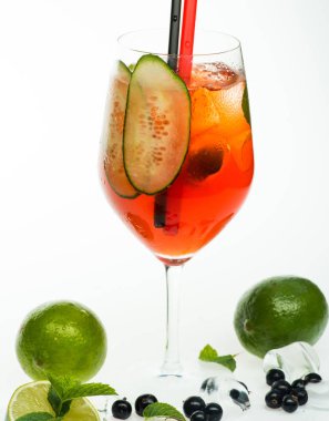 Alkollü içecek ve Frenk üzümü berry adlı Restoran.