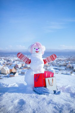 Yeni yıl alışveriş çantası ile beyaz kar kardan adam.