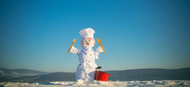 Yeni yıl kardan adam Şef pot ile kar.
