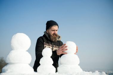 Mavi gökyüzü Kar figürü ile yeni yıl adam.
