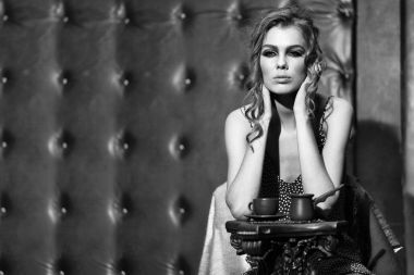 Güzel kız içecekler kahve Cafe