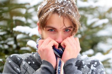 Adam kış gününde dondurma