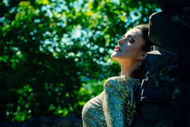 Kız yeşil bokeh arka plan üzerinde