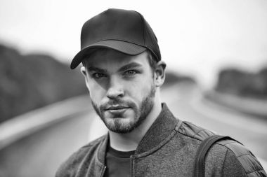 Beyzbol şapkalı genç adam