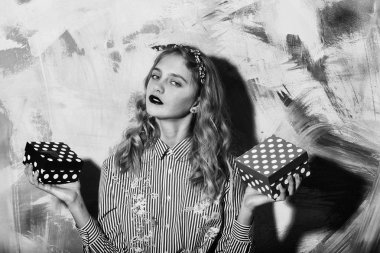 İki kırmızı ve pembe polkadot hediye kutuları ile güzel kız