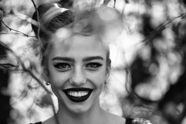 Ağaç bahar çekici kadın