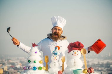 Adam bağırıyor Şef şapkalı ve kış gününde üniforma