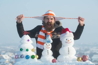 Kardan adam ve kar xmas ağacı üzerinde mavi gökyüzü