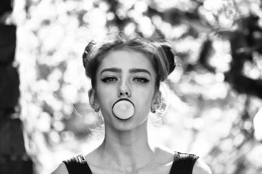 Ağaç bahar çekici kadın