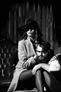 Şık cinsel çift kanepe üzerinde