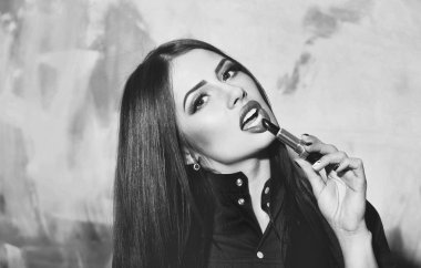 seksi güzel esmer kadın moda kırmızı ruj