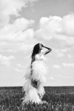 güzel düğün kız yeşil çim ve gökyüzü