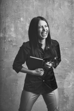 seksi güzel esmer gülümseyen kadın fırça seti ve defter