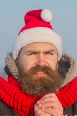 Yeni yıl adam mavi gökyüzü.