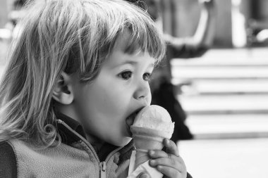 Küçük çocuk dondurma yemek