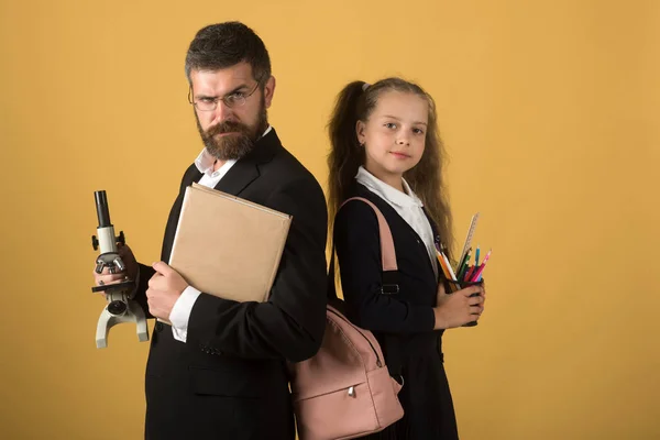 Professor e estudante com rostos orgulhosos no fundo laranja — Fotografia de Stock