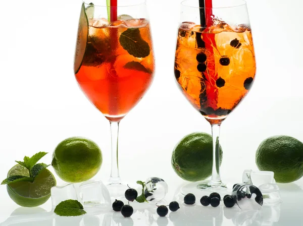 Alkollü içecek ve kireç restoranda.