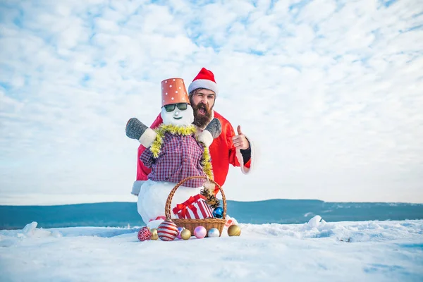 Emocionado hipster guiño en traje de Navidad rojo — Foto de Stock