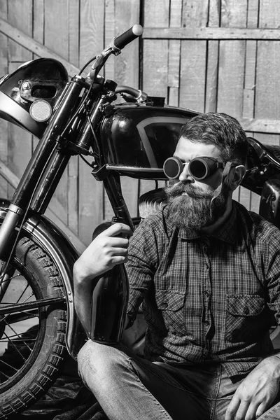 Bebaarde man hipster biker — Stockfoto