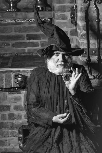 Sarkaç ile eski Sihirbazı