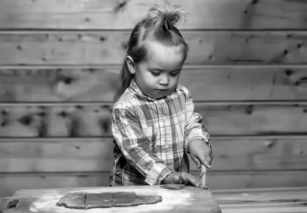 şirin çocuk Kareli gömlekli un ile hamur ve pişirme