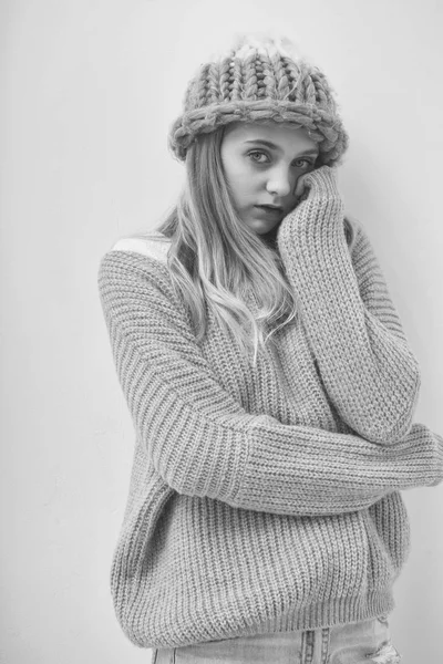 Güzel şık kazaklı sarışın saçlı genç kız, şapka