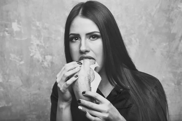 Seksi güzel esmer kadın büyük sandviç ya da hamburger yiyor — Stok fotoğraf