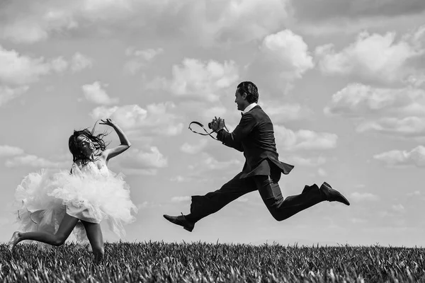 Šťastná nevěsta a ženich skok — Stock fotografie