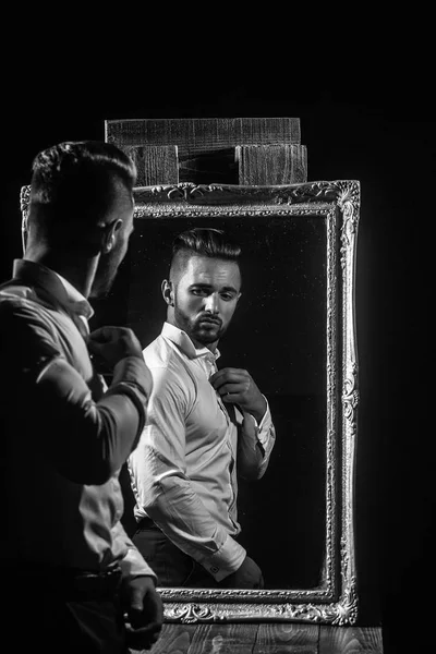 seksi atlet cesedin yanında vintage ayna ile kas maço adam