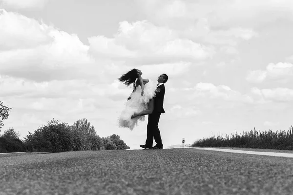 Matrimonio felice coppia ballare su strada — Foto Stock