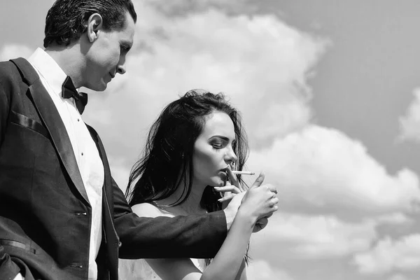 Mooie vrouw roken sigaret — Stockfoto