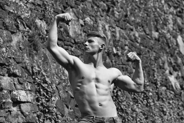 Muscular bodybuilder posing outdoor — Stock Photo, Image