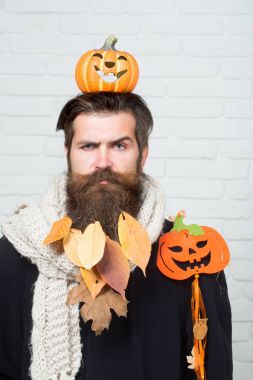 Halloween pumpkins baş ve omuz üzerinde adamla