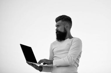 Dizüstü bilgisayarda çalışan adam